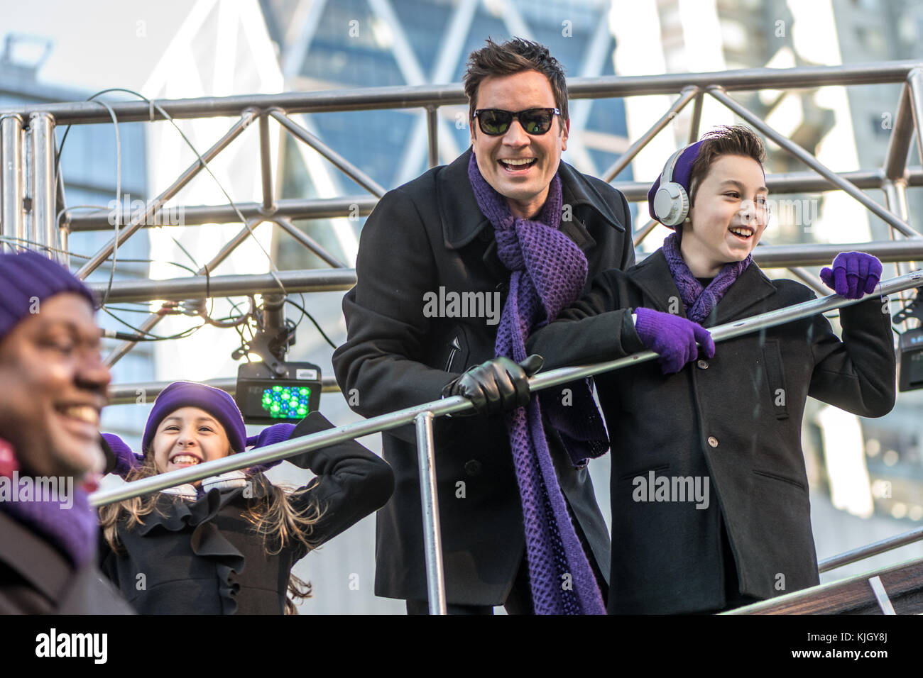 New York, États-Unis, 23 Nov 2017. Célébrité TV Jimmy Fallon rire au sommet d'un flotteur qu'il participe à l''Macy 2017 Thanksgiving Day Parade Fallon riait aong spectateurs acclamant après son 'Flotteur c'est Rock and Roll' frappé d'un trottoir et suis resté bloqué temporairement à Columbus Circle. Photo par Enrique Shore/Alamy Live News Banque D'Images