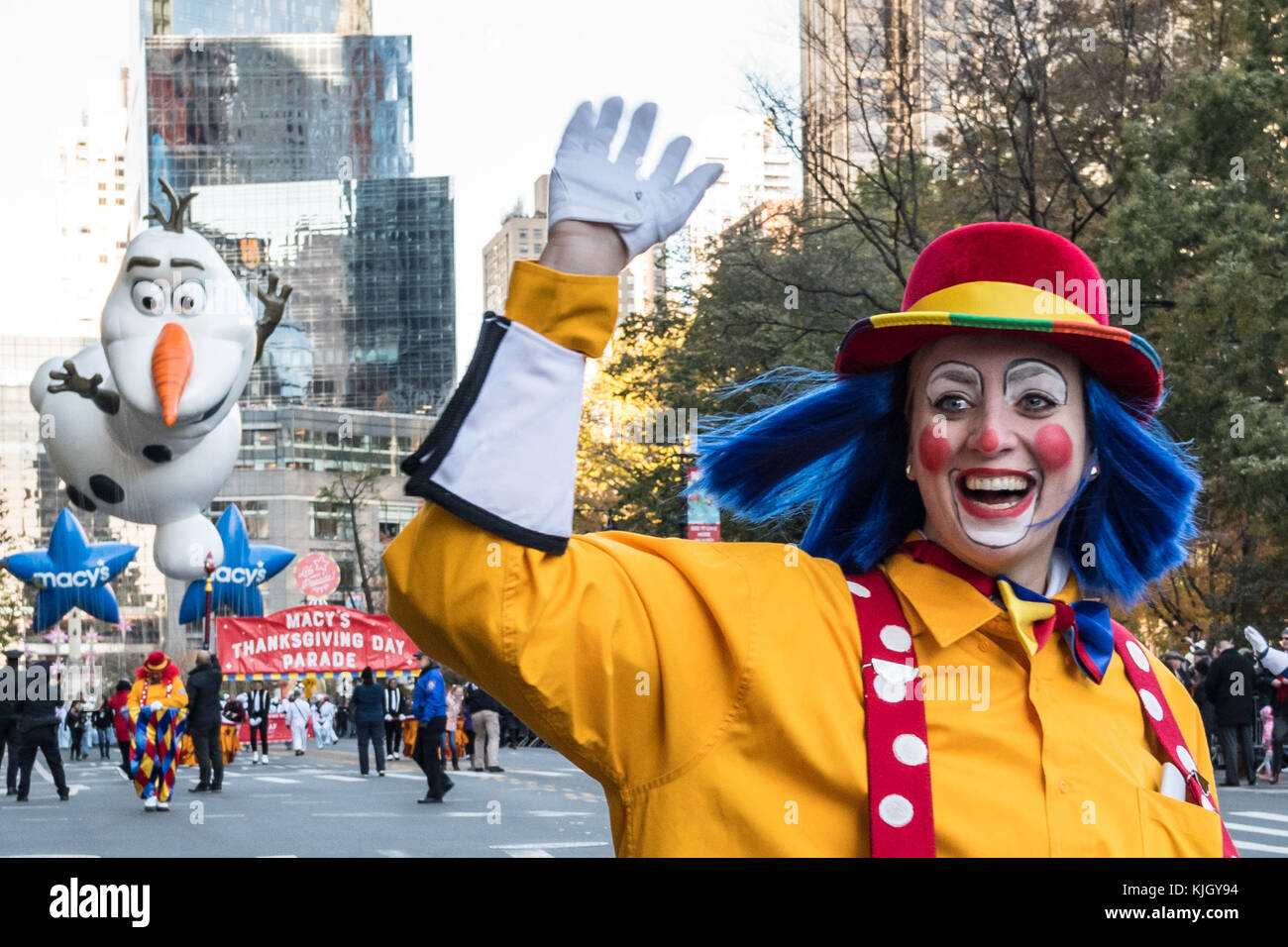 New York, États-Unis, 23 Nov 2017. New York, USA, un clown vagues d'encourager les spectateurs comme elle marche en avant d'un ballon de l'Olaf le leader 2017 Macy's Thanksgiving Day Parade, Photo de Enrique Shore/Alamy Live News Banque D'Images