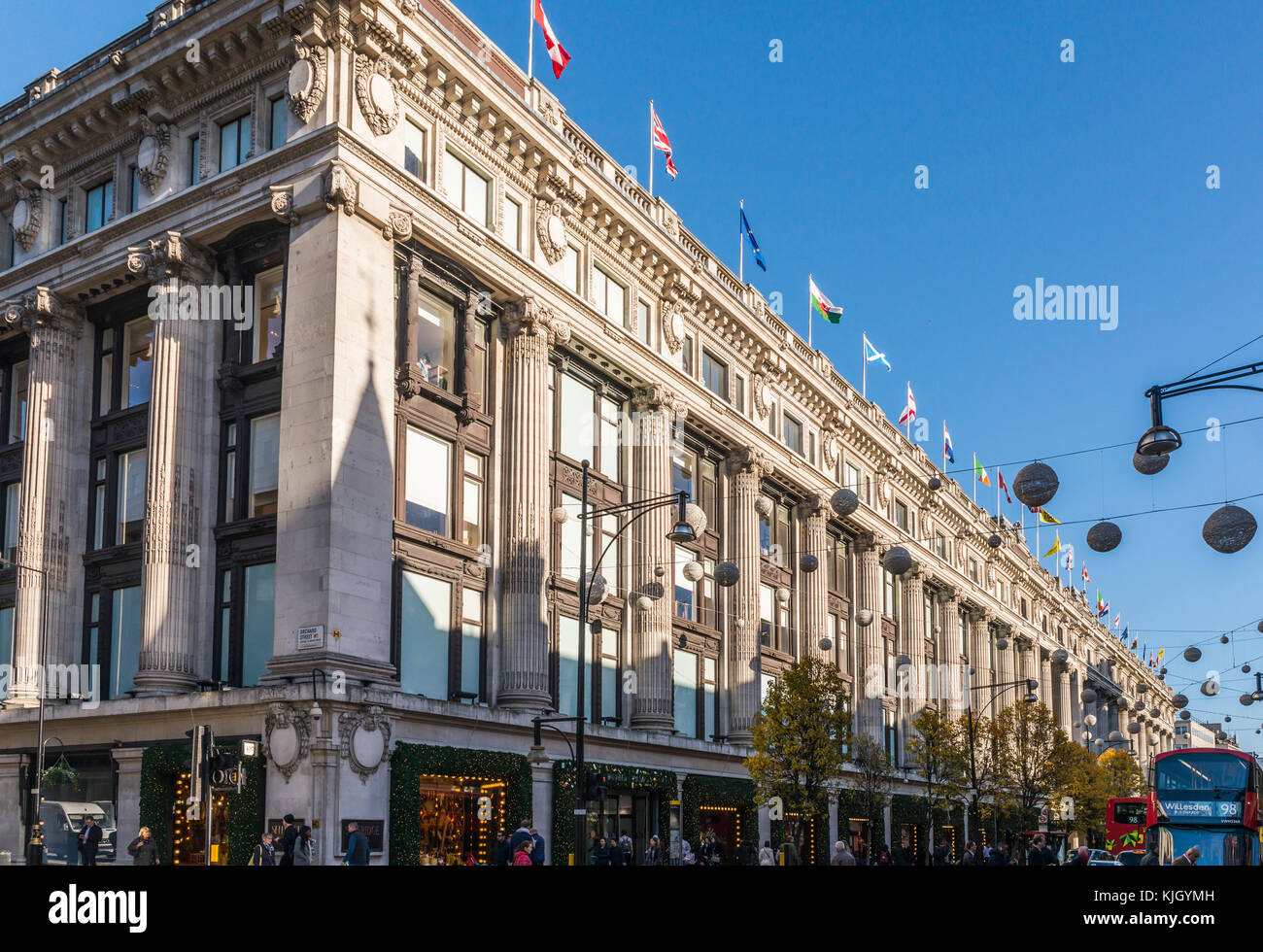 Oxford Street, Londres, Royaume-Uni. 23 novembre, 2017. Pas moins de 750 000 ampoules LED une caste plus de 1 778 bougies pour fêtes les babioles doublure également la célèbre shopping s'étirer. Ceci marque le début de la rue de shopping de Noël saison. Crédit : Alexandre Rotenberg/Alamy Live News Banque D'Images