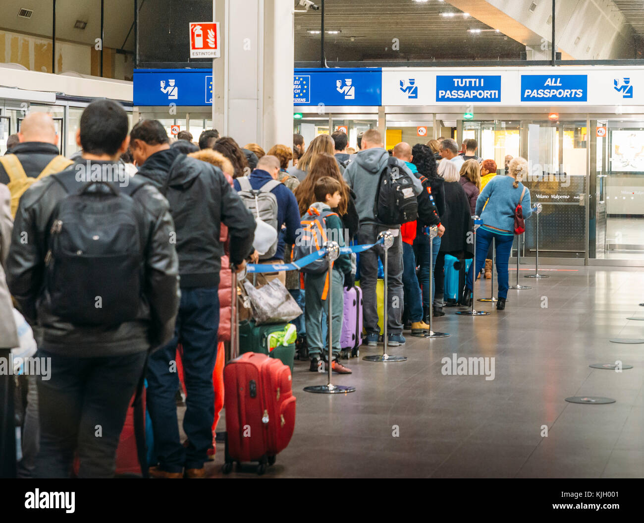 Longue file d'attente d'immigration à l'aéroport de Malpensa à Milan, Italie pour les arrivées de voyageurs non Schengen en provenance du Royaume-Uni Banque D'Images