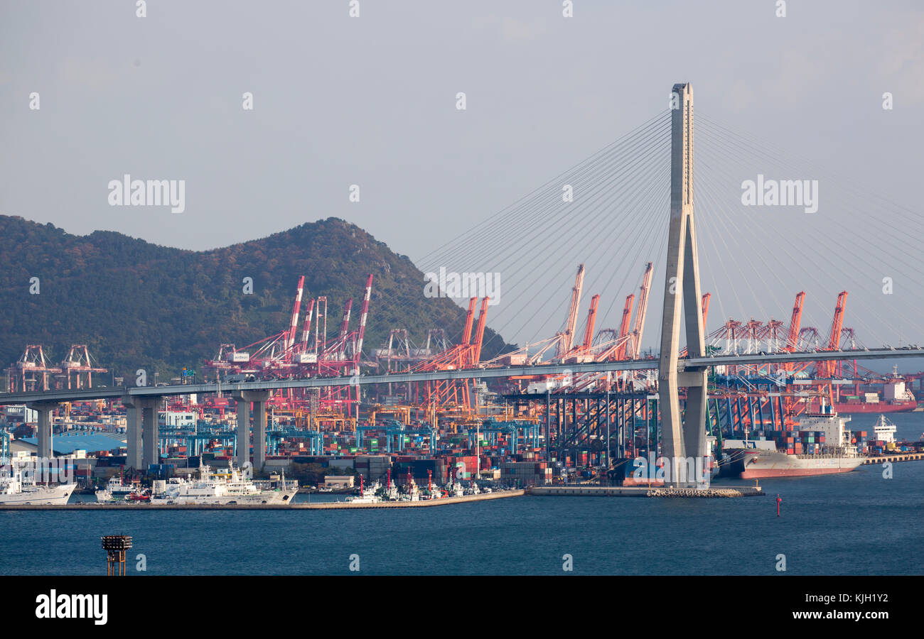 Le pont du port de Busan et port de Busan, nov 15, 2017 : le pont du port de Busan et le port de Busan Busan port nord () sont considérés à Busan, à environ 420 km (261 milles) au sud-est de Séoul, Corée du Sud. Au cours de la guerre de Corée (1950-1953), Busan est devenu le foyer de millions de réfugiés qui ont fui vers la capitale temporaire de la Corée du Sud. (Photo de lee Jae-won/aflo) (Corée du Sud) Banque D'Images