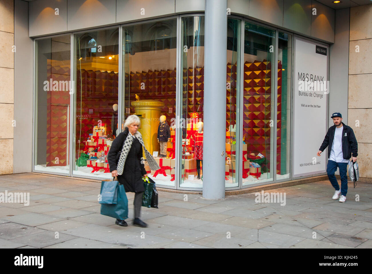 M&S Manchester, Royaume-Uni 24 novembre 2017. Marks & Spencer Shoppers dans le centre-ville le Black Friday, qui est devenu l'un des plus grands jours de shopping de l'année. Les détaillants en magasin offrent des rabais et réduisent les prix sur une grande partie de leur stock pour commencer la saison d'achat de cadeaux de noël pour coïncider avec le chèque de paie de fin de mois. L'événement a cependant commencé à prendre une compréhension plutôt libérale du «vendredi», avec de nombreux détaillants lançant les réductions quelques jours avant ou même tout au long de la semaine précédente. Banque D'Images