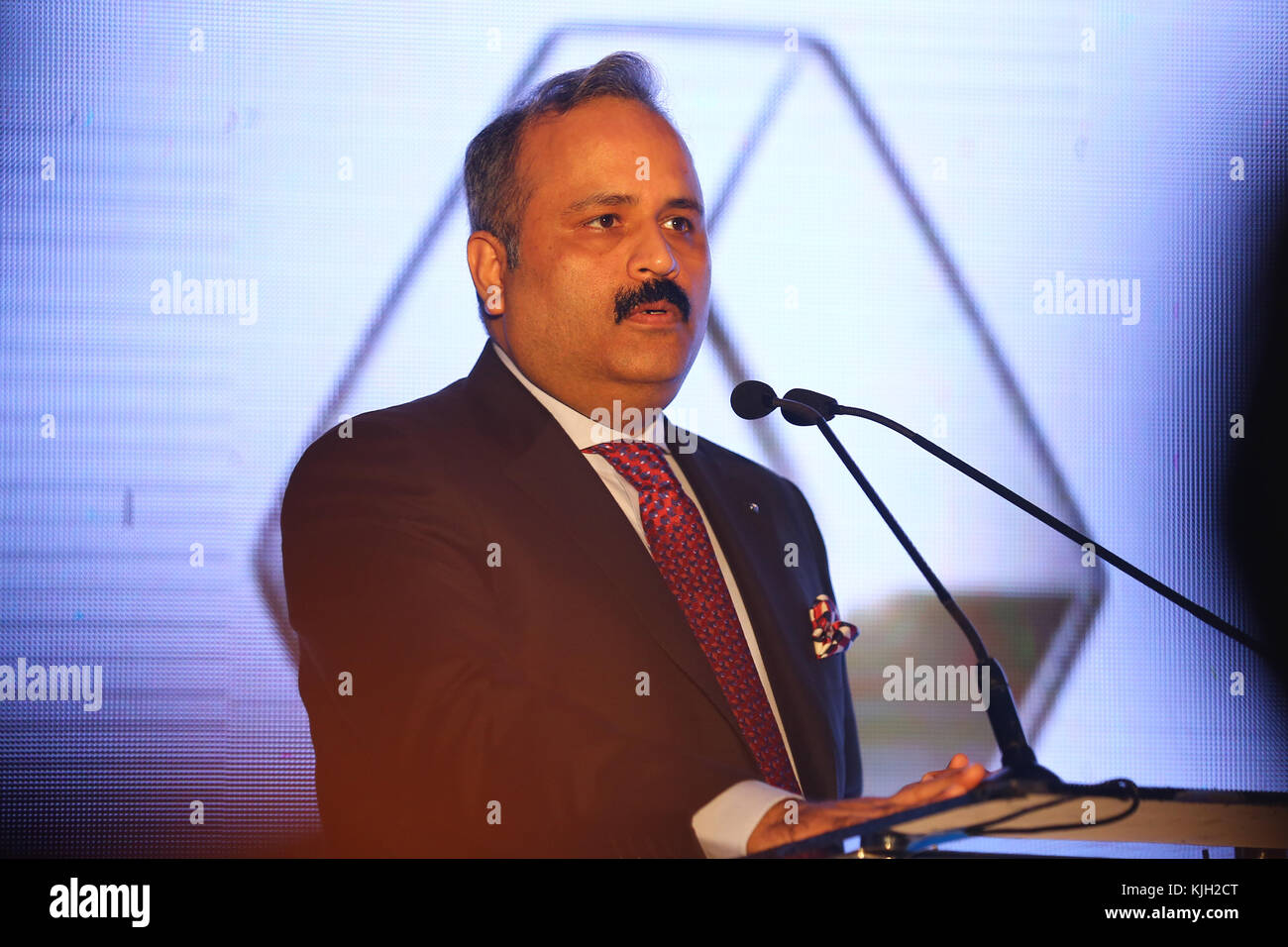 Colombo, Sri Lanka. 24 novembre 2017. Sumit Sawhney, Directeur général et Directeur général de Renault India Private Limited, intervient lors du lancement de l'édition 'kiwid Live for More' au Sri Lanka. Crédit : Vimukthi Embuldeniya/Alamy Live News Banque D'Images