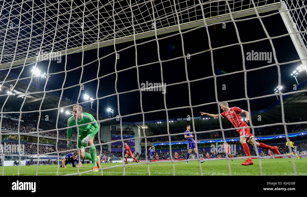 Anderlecht, Belgique. 22nd novembre 2017. Robert Lewandowski (rouge) de Munich tire le but 1:0 contre Matz Sels, gardien de but d'Anderlecht, lors du match de football de la Ligue des champions de l'UEFA entre le FC Bayern Munich et le RSC Anderlecht au stade constant Vanden stock à Anderlecht, en Belgique, le 22 novembre 2017. - PAS DE SERVICE DE VIREMENT - Credit: Thomas Eisenhuth/dpa-Zentralbild/ZB/dpa/Alay Live News Banque D'Images