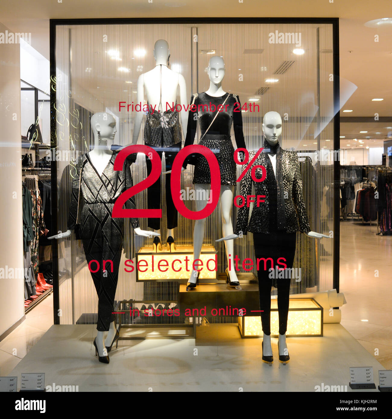 Vitrine des soldes du Vendredi fou au détaillant de mode Zara, centre  commercial Westquay, Southampton, Hampshire, Royaume-Uni Photo Stock - Alamy