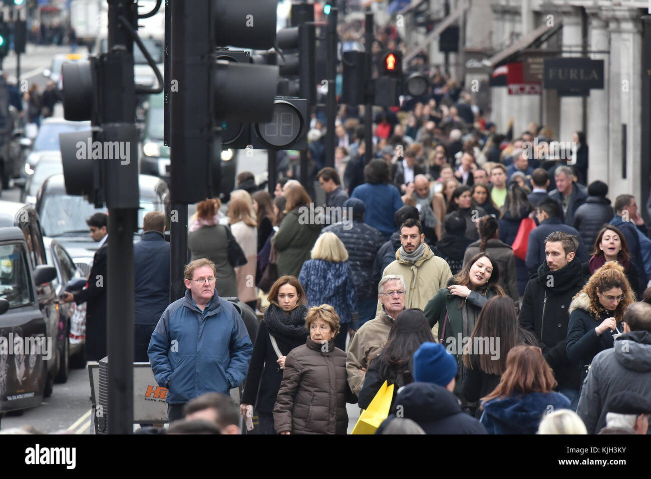 Regent Street, Londres, Royaume-Uni. 24 novembre 2017. Les clients remplissent Regent Street à 13:00. Credit : Matthew Chattle/Alamy Live News Banque D'Images