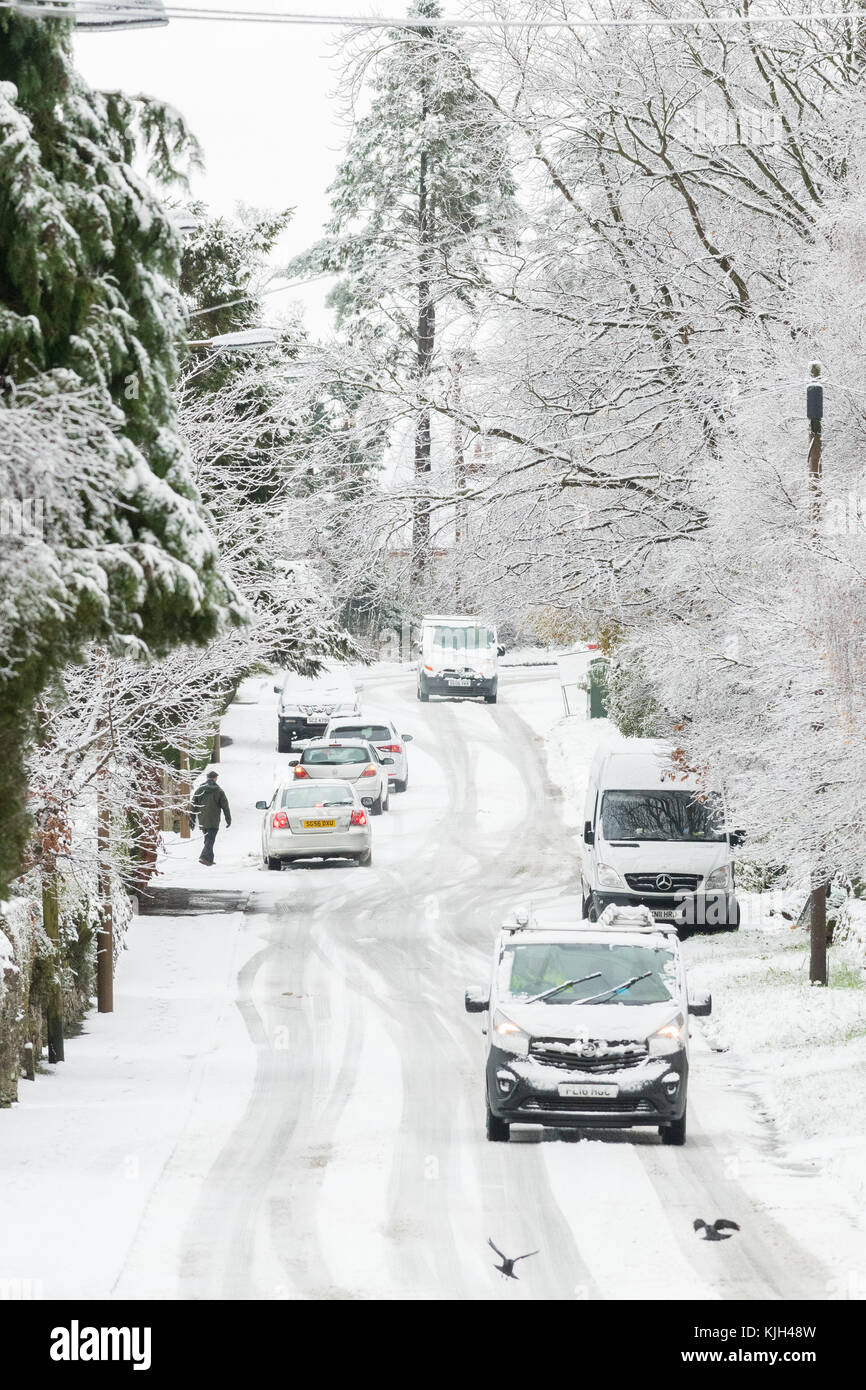 Killearn, Stirlingshire, Scotland, UK - 24 novembre 2017 : UK - forte averse de neige causant des conditions de conduite difficiles sur une colline de Killearn, Stirlingshire Crédit : Kay Roxby/Alamy Live News Banque D'Images