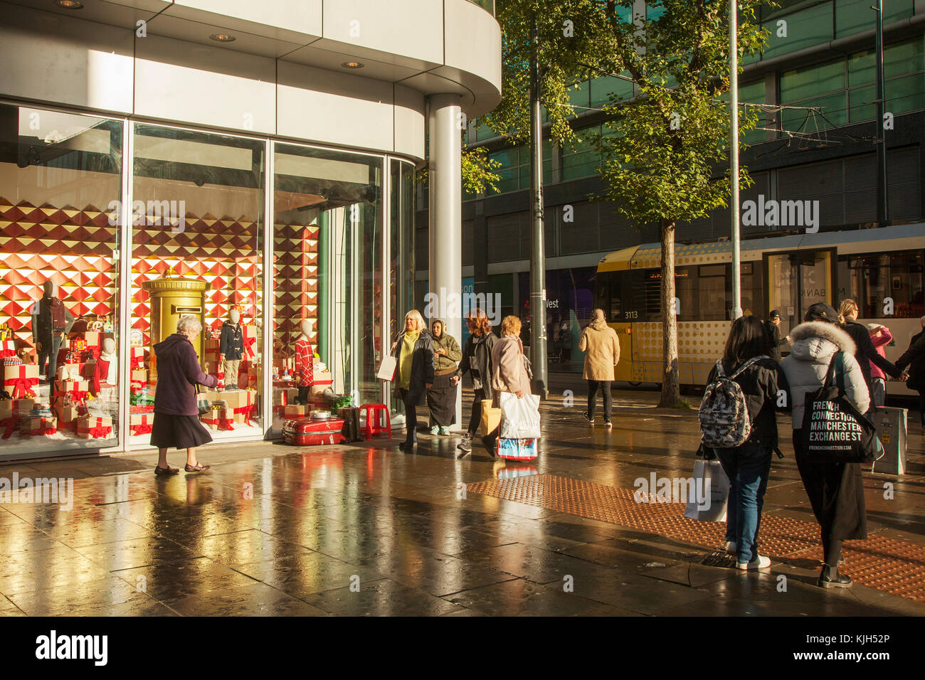 Le Grand Manchester, UK 24 Novembre, 2017. M&S'afficher la fenêtre de Noël. Les clients dans le centre-ville, sur le Black Friday qui est devenu l'un des jours de shopping les plus importants de l'année. Les magasins de détail des offres de rabais et de réduire les prix dans une grande partie de leur stock pour démarre la saison des achats de cadeaux de Noël pour coïncider avec le chèque de paye de fin de mois. L'événement a commencé à prendre une compréhension bien libérale de 'Vendredi', cependant, avec de nombreux détaillants lançant les réductions jours avant ou même tout au long de la semaine précédente. Credit : MediaWorldImages/Alamy Live News Banque D'Images