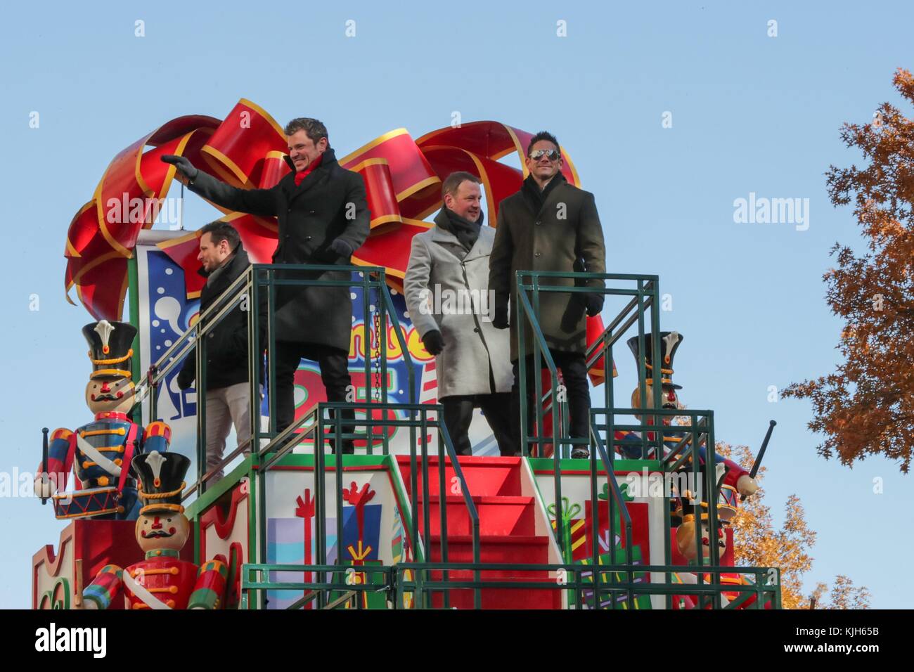 New York. 23 novembre 2017. Central Park West, New York, États-Unis, 23 novembre 2017 - 98 Degrees membres du groupe Nick Lachey, Drew Lachey, Justin Jeffre et Jeff Timmons assistent aujourd'hui à la 91e parade annuelle du jour de Thanksgiving de Macy's à New York. Credit : Luiz Rampelotto/EuropaNewswire | usage Worldwide/dpa/Alamy Live News Banque D'Images