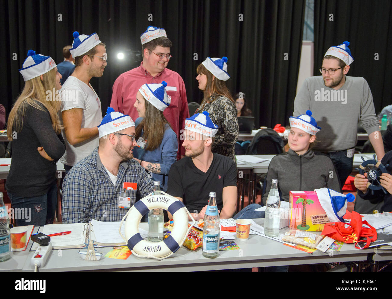 Saarbruecken, Allemagne. 24 novembre 2017. Les délégués d'Emden portent des chapeaux de marin au congrès fédéral des jeunes socialistes du SPD (Jusos) au E-Werk à Saarbruecken, Allemagne, le 24 novembre 2017. Les chapeaux de marin symbolisent le souhait du Parti social-démocrate (SPD) de garder le cap. Crédit : Oliver Dietze/dpa/Alamy Live News Banque D'Images