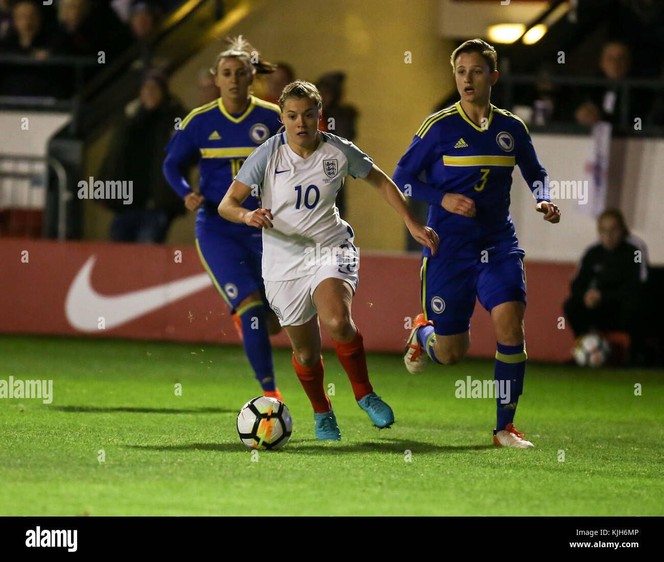 L'équipe féminine de l'Angleterre, les lionnes, jouant la Bosnie et Herzégovine, la FIFA Women's World Cup tour de qualification, novembre 2017. Fran Kirby passe devant l'opposition. Banque D'Images