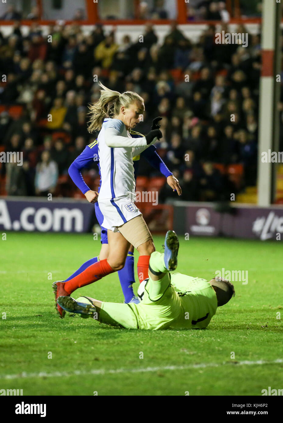 L'équipe féminine de l'Angleterre, les lionnes, jouant la Bosnie et Herzégovine, la FIFA Women's World Cup tour de qualification, novembre 2017. Toni Duggan exécute plus de gardien Almina Hodzic Banque D'Images