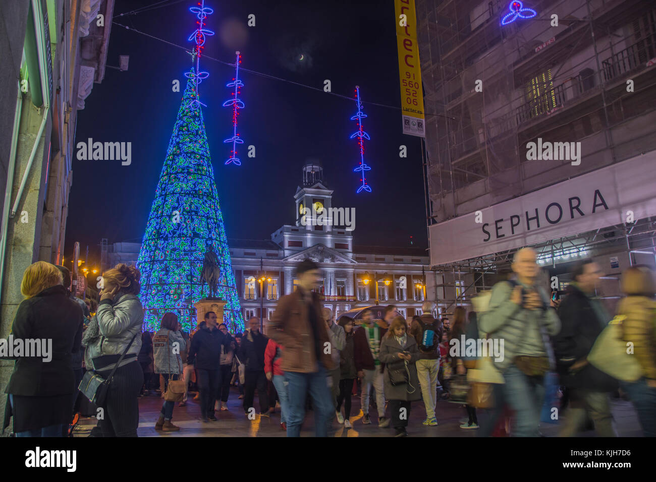 Madrid, Espagne. 24 novembre, 2017. Les gens se rassemblent pour regarder un arbre de Noël traditionnel éclairage massive au sol et Garn via avenue Crédit : Alberto Ramírez Sibaja/Alamy Live News Banque D'Images