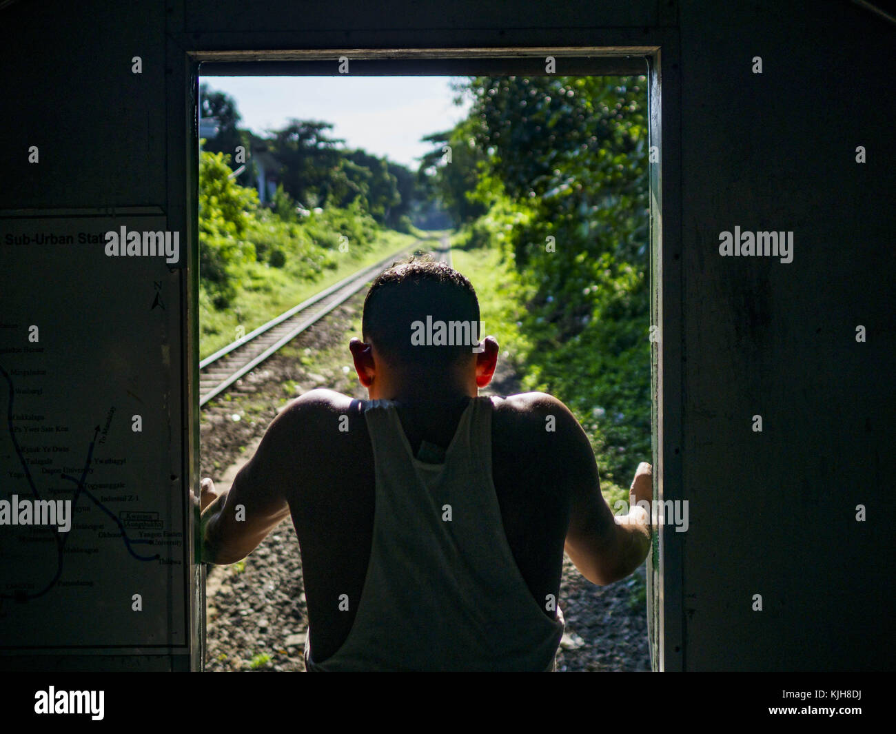 Yangon, Yangon, Myanmar région. 25Th nov, 2017. un passager se trouve dans l'arrière de la gare de Yangon et la circulaire montres campagne par rouleau. le train circulaire de Yangon est un 45,9 km (28,5 mi) 39-station du système de boucle à deux voies relie des villes satellites et les banlieues au centre-ville. Le train a été construit durant la période coloniale britannique, la seconde voie a été construit en 1954. les trains en ce moment exécuter les deux sens (sens horaire et anti-horaire) autour de la ville. Les trains sont le moyen le moins coûteux d'obtenir à travers yangon et ils sont très populaires auprès de la classe ouvrière de Yangon. Environ 100 Banque D'Images