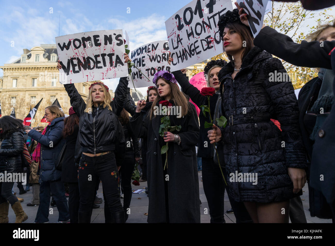 Paris, France. 25Th nov, 2017. femen protester contre la violence faite aux femmes à Paris, place de la république. crédit : david bertho/Alamy live news Banque D'Images