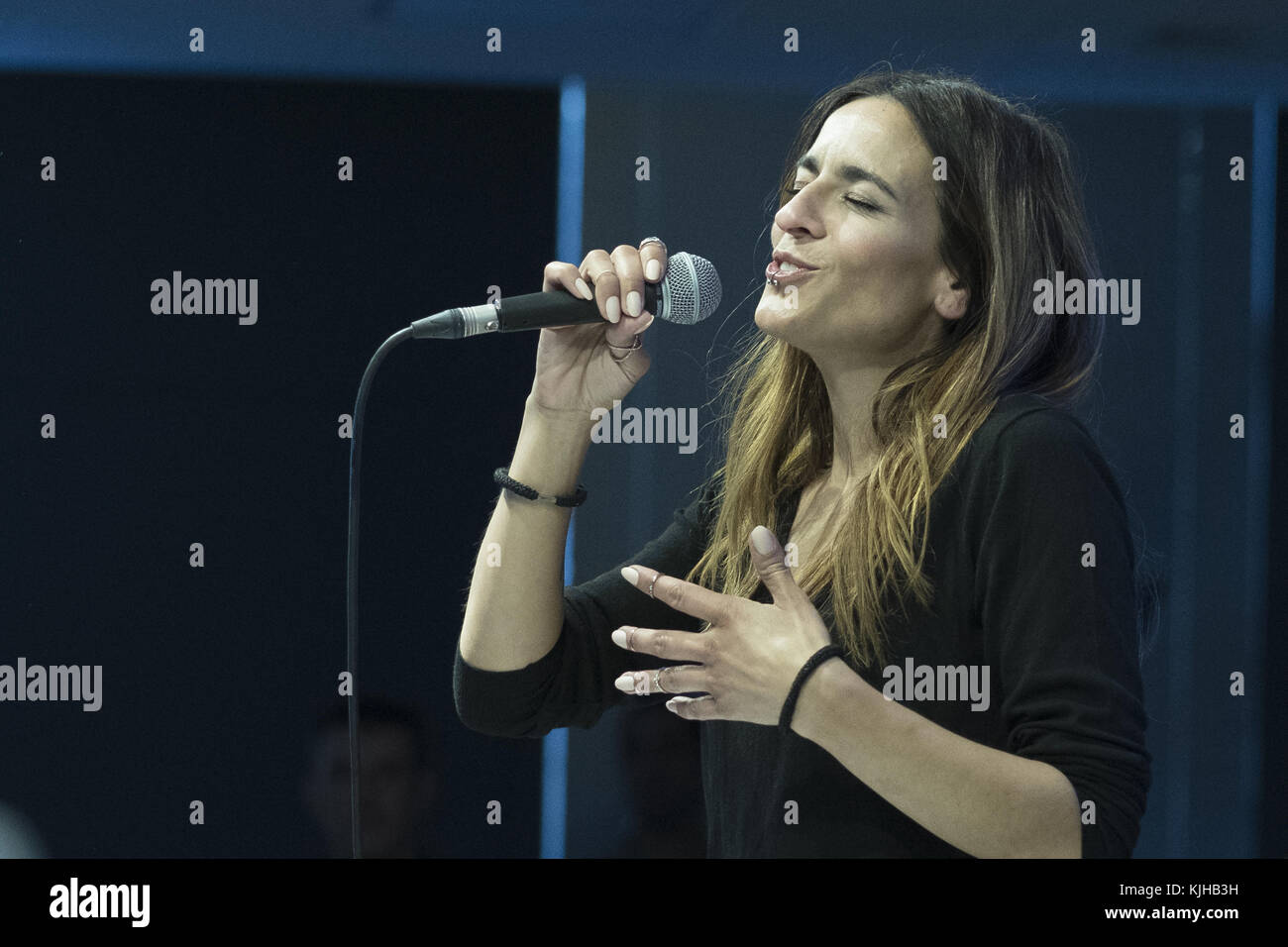 La Chanteuse Bebe Pendant Iferentemente Iguales Presentation Au Secretaria General Iberoamericana Le 23 Octobre 17 A