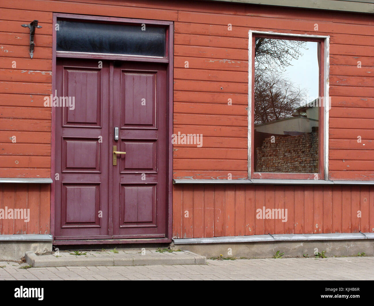 Couleur violet foncé portes en bois peint avec un code électronique lock Banque D'Images