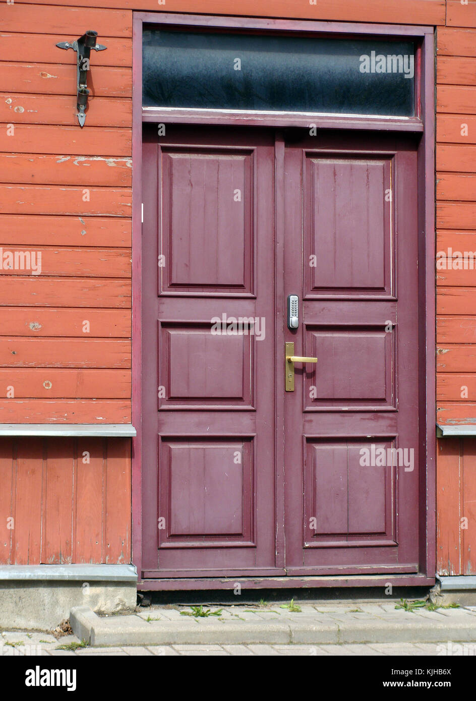 Couleur violet foncé portes en bois peint avec code électronique vertical verrouillage Banque D'Images