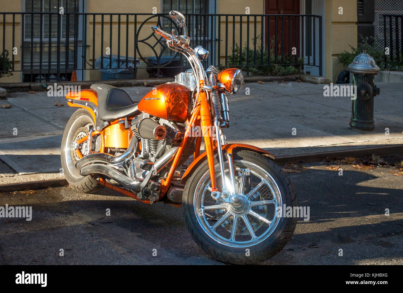 Orange Harley-Davidson moto garée dans une rue à New York Ville Banque D'Images