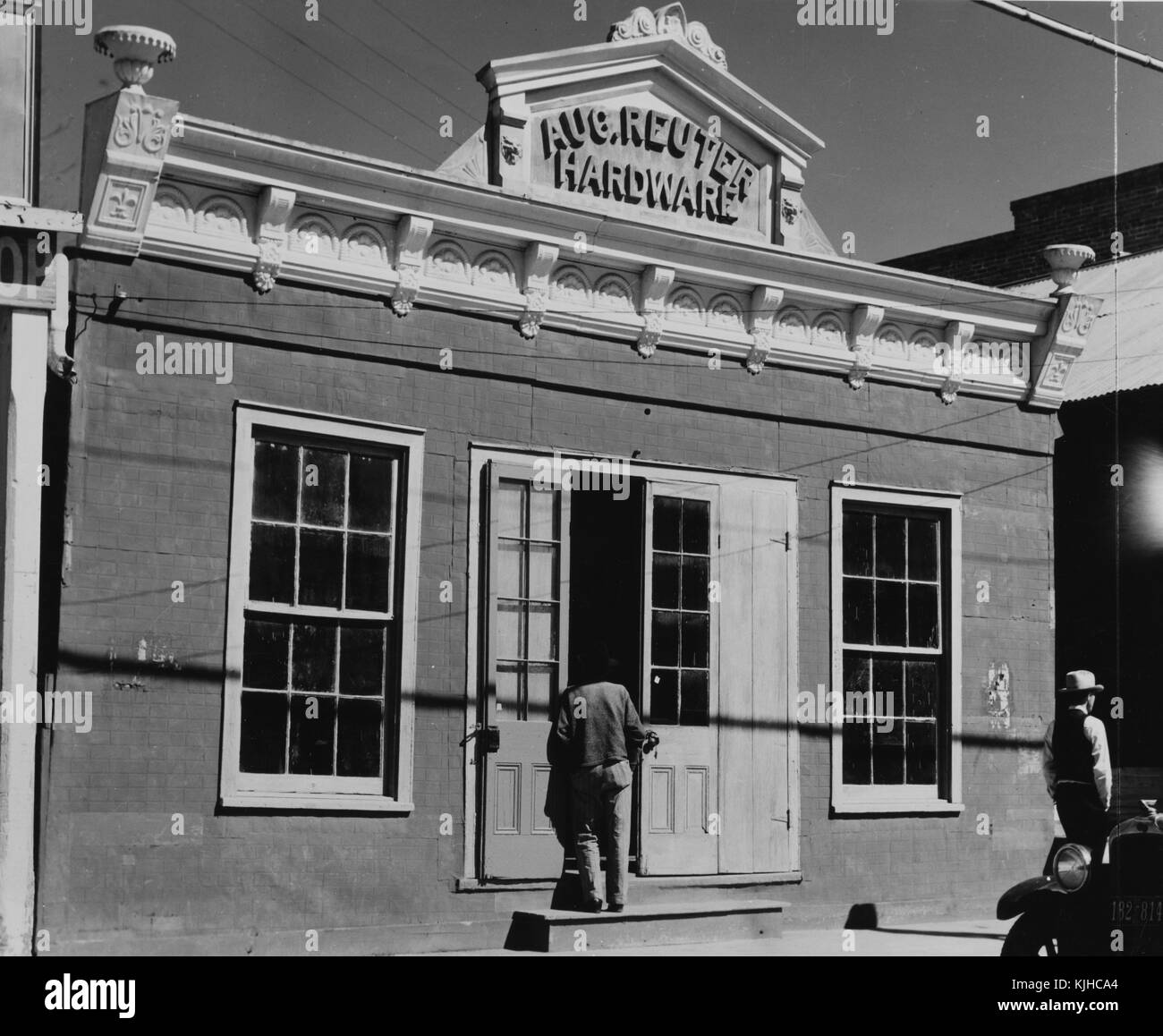 Photographie en noir et blanc d'un petit magasin de la ville, un homme marchant dans le magasin, par Walker Evans, photographe américain connu pour son travail pour la Farm Security Administration documentant les effets de la Grande dépression, Louisiane, 1936. De la Bibliothèque publique de New York. Banque D'Images