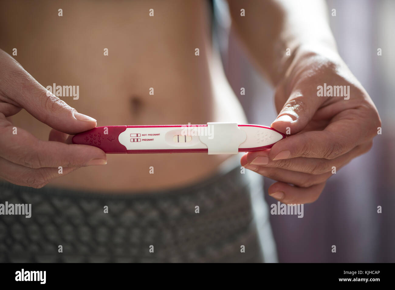 Test de grossesse. Woman hold la grossesse testeur. Close up Banque D'Images