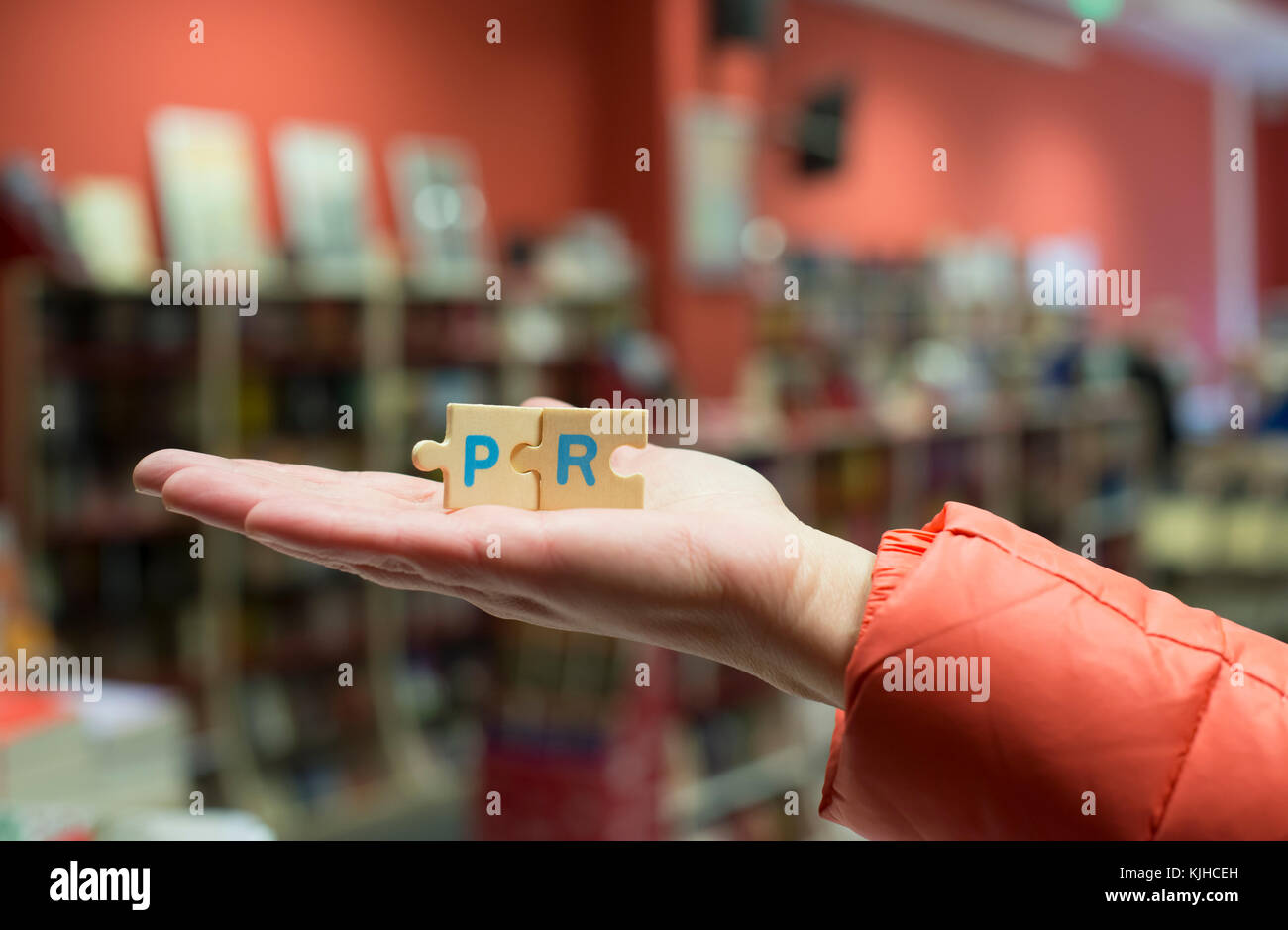 Woman hold mot puzzle PR en librairie. Banque D'Images