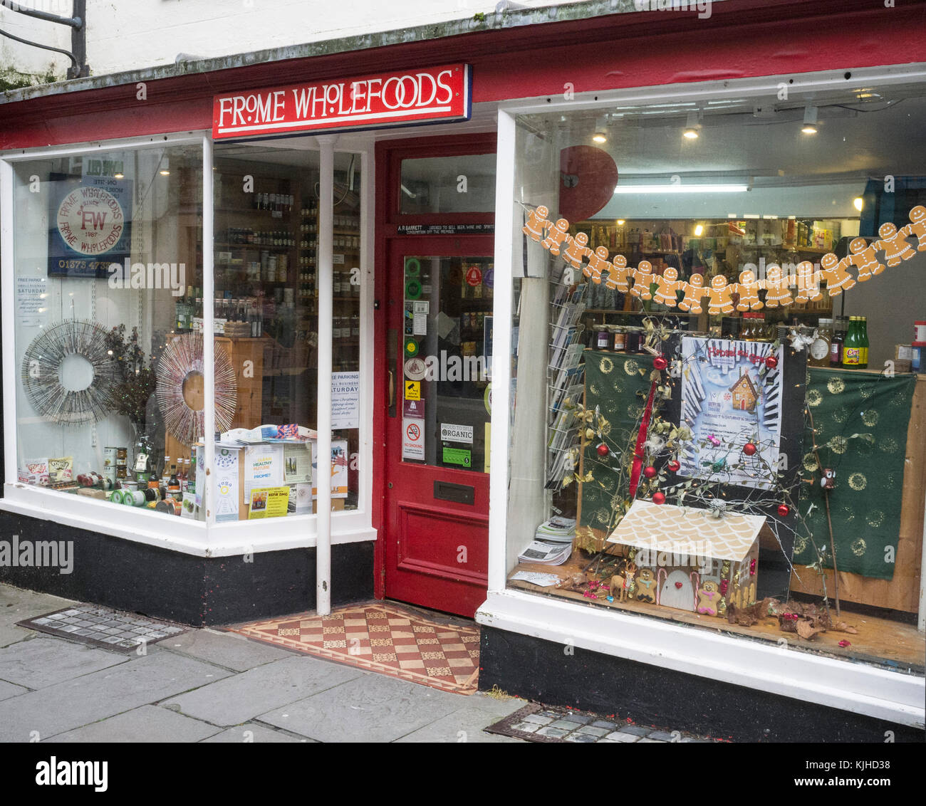 Boutique d'aliments complets de détail indépendants dans la rue bon marché, Frome. Somerset, Angleterre Banque D'Images