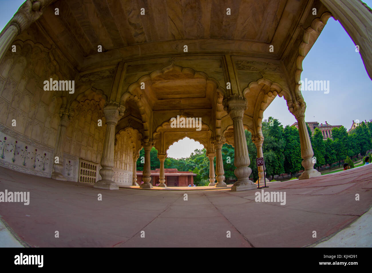 Delhi, Inde - le 25 septembre 2017 : colonnes et arcades sculptées de la salle d'audience privée ou diwan je khas au Lal Qila ou fort rouge à Delhi, Inde Banque D'Images