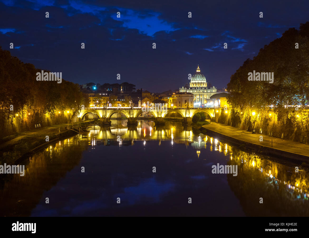Rome (Italie) - le Tibre et le lungotevere monumental, avec le Castel Sant'Angelo et saint pierre dans la cité du Vatican, dans le crépuscule Banque D'Images