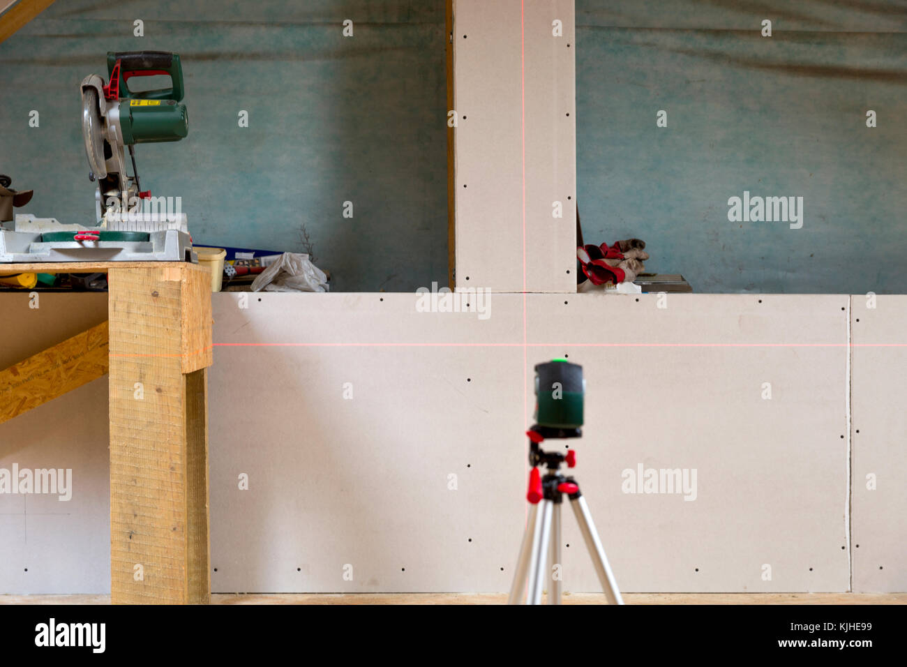 Marquage laser dans le grenier de réglage de niveau sur mur sec Photo Stock  - Alamy