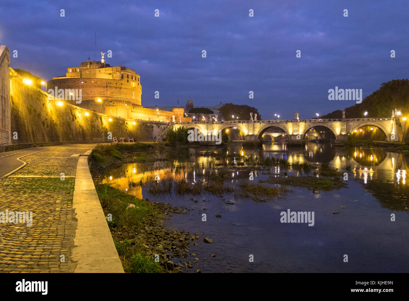 Rome (Italie) - le Tibre et le lungotevere monumental, avec le Castel Sant'Angelo et saint pierre dans la cité du Vatican, dans le crépuscule Banque D'Images
