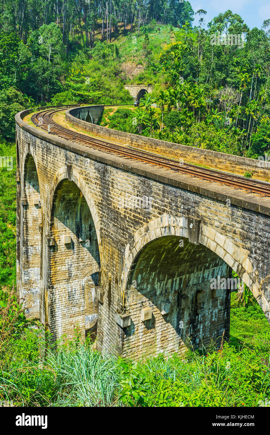Le vieux pont en arc neuf relie ella et demodara les gares et s'étend entre les montagnes et les forêts tropicales, au Sri Lanka. Banque D'Images