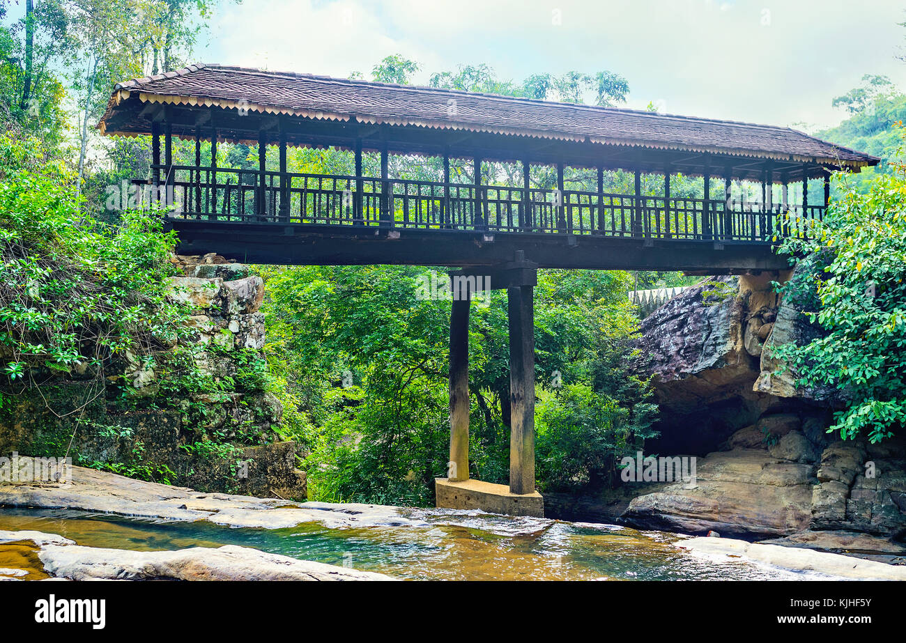 Le pont en bois couvert bogoda se connecte à rocky bords de rivière et gallanda oya appartient à l'ancien complexe bouddhiste, ketawala, Sri Lanka. Banque D'Images