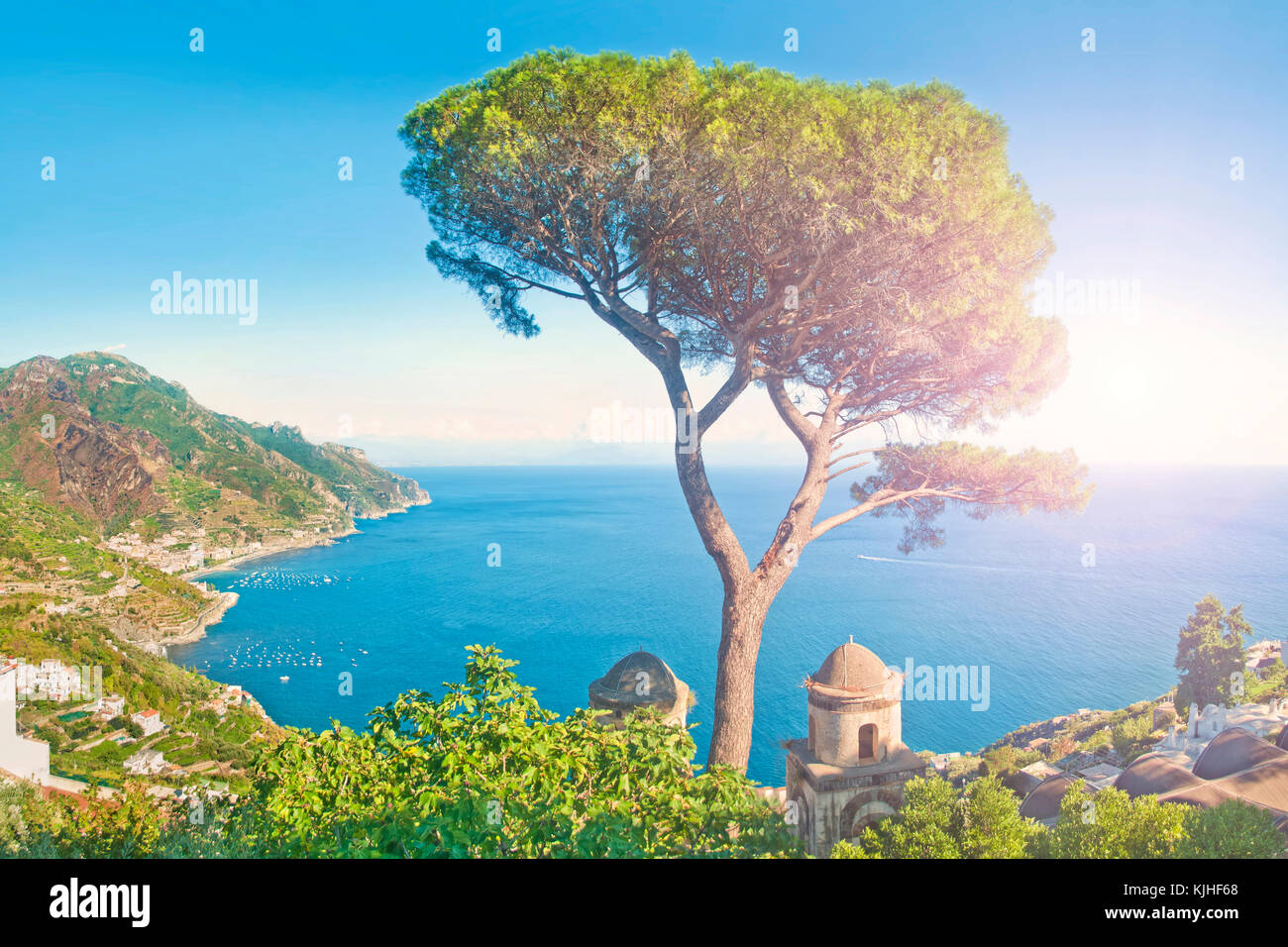 Image panoramique de la mer méditerranée et les montagnes de la villa Rufolo au coucher du soleil, la Côte d'Amalfi, Italie Banque D'Images