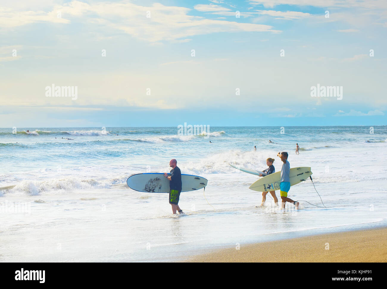 CANGGU, ÎLE DE BALI, INDONÉSIE - 19 janvier 2017 : groupe de surfeurs qui vont surfer sur la plage. L'île de Bali est l'une des meilleures destinations de surf au monde Banque D'Images