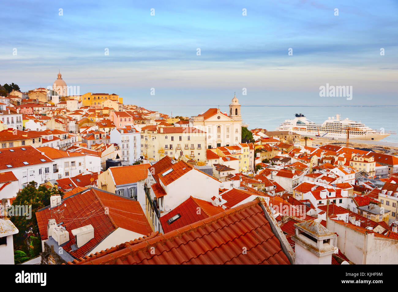Toits de l'Alfama - Lisbonne vieille ville au coucher du soleil. Le portugal Banque D'Images