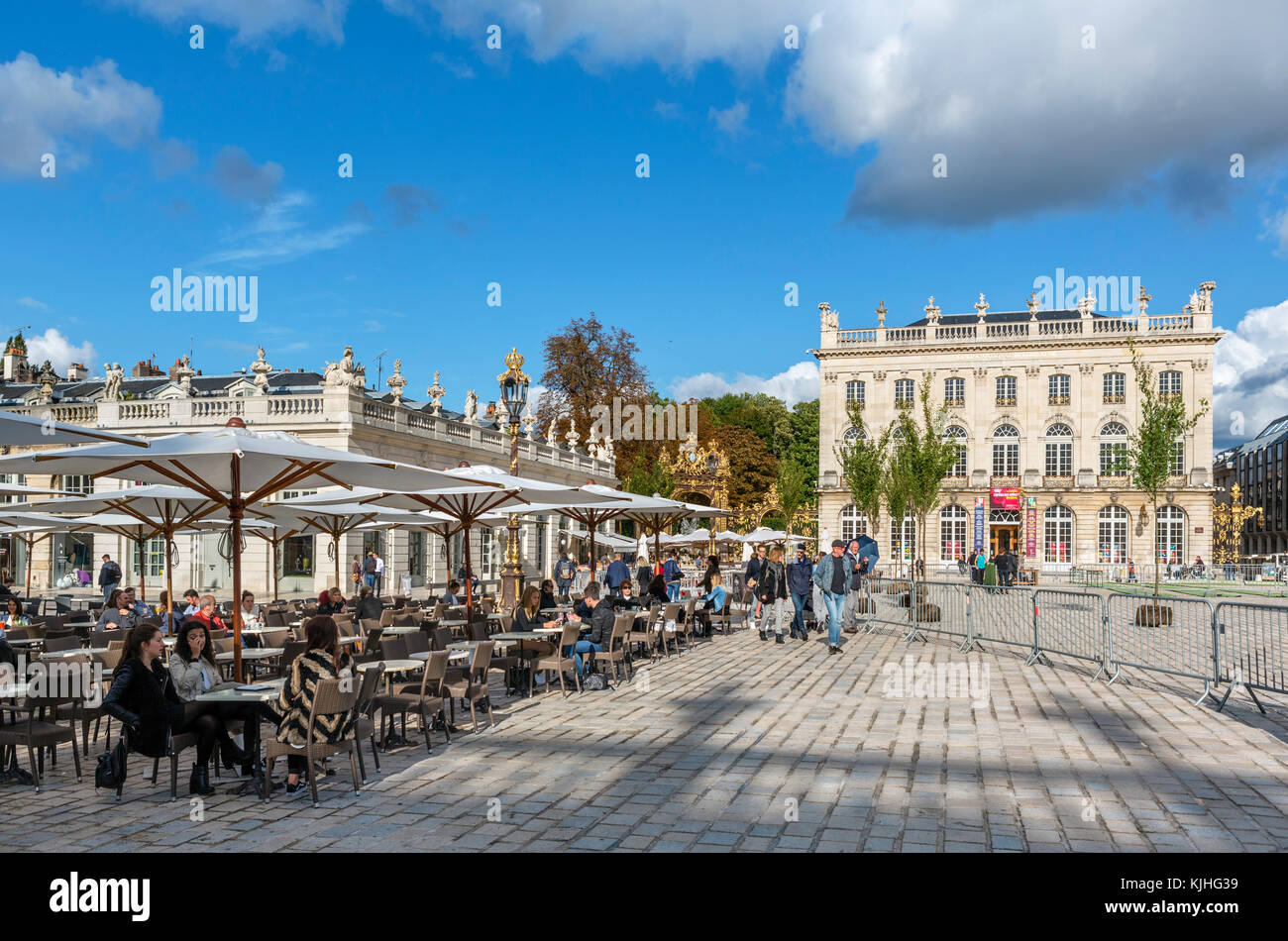 Café-terrasse à la Place Stanislas en regardant vers l'Opéra National de Lorraine, Vieille Ville, Nancy, Lorraine, France Banque D'Images