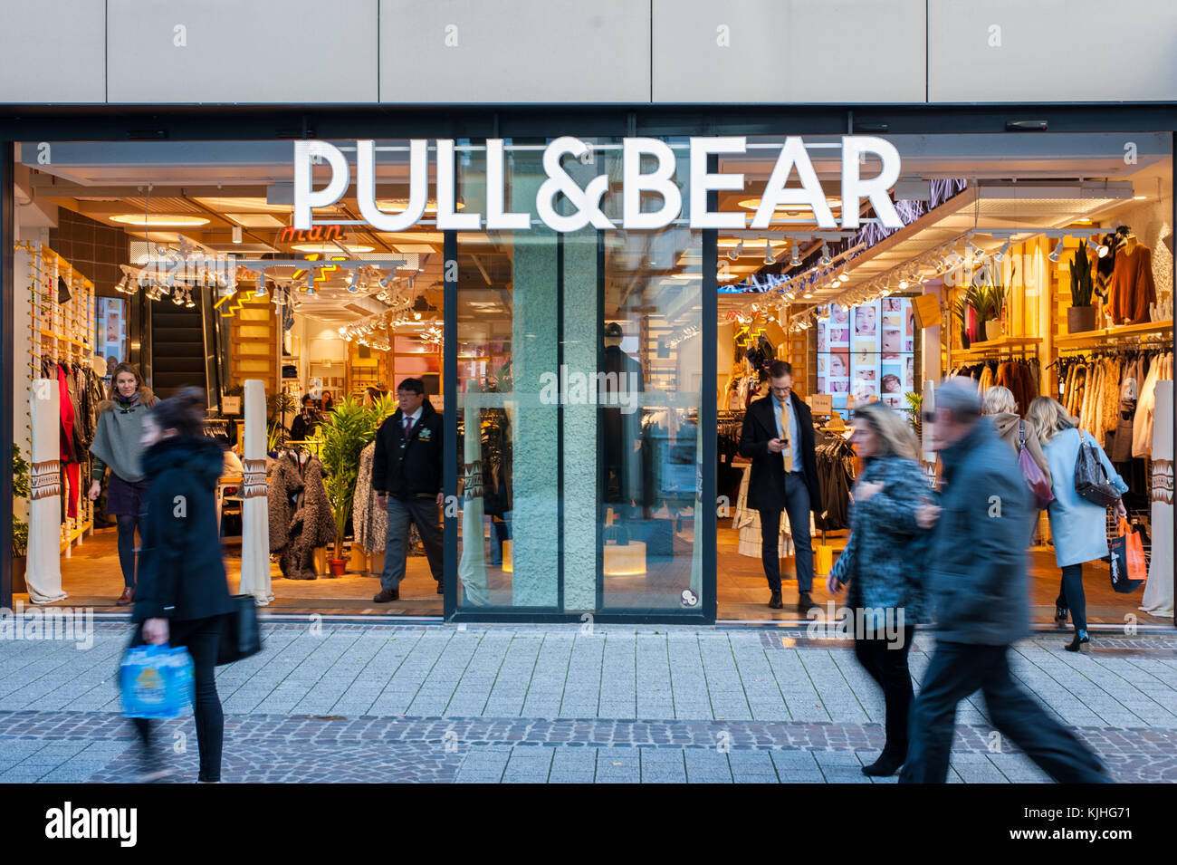 Tirer l'ours & magasin de vêtements au Luxembourg Photo Stock - Alamy