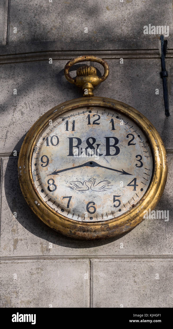 Le temps est compté sur l'horloge dorée Banque D'Images