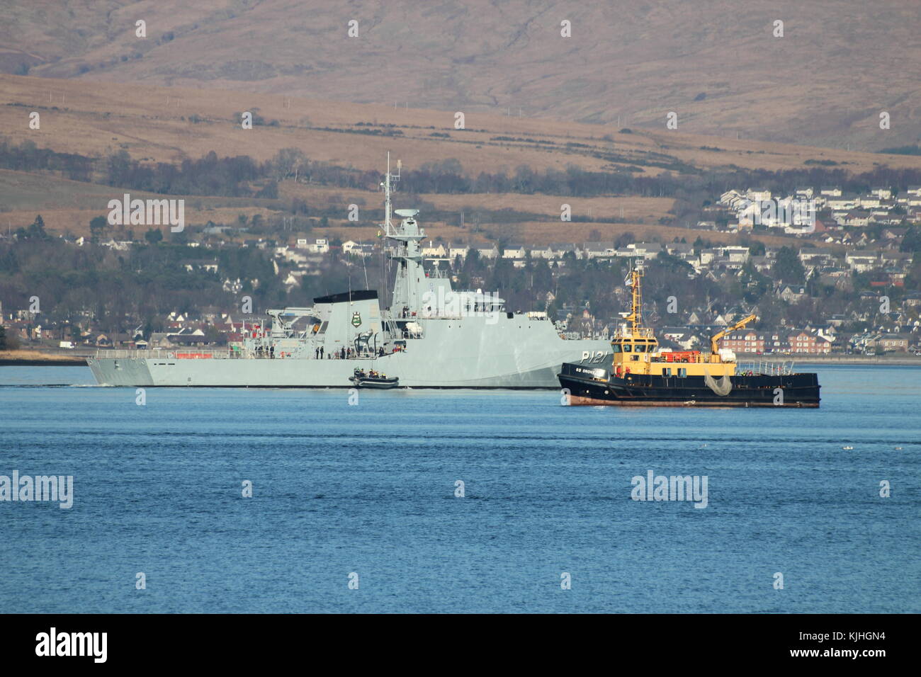 NaPaOc APA (P121), une corvette de classe Amazonas de la marine brésilienne, avec l'amirauté SD Oronsay, au large de Greenock sur le Firth de Clyde. Banque D'Images