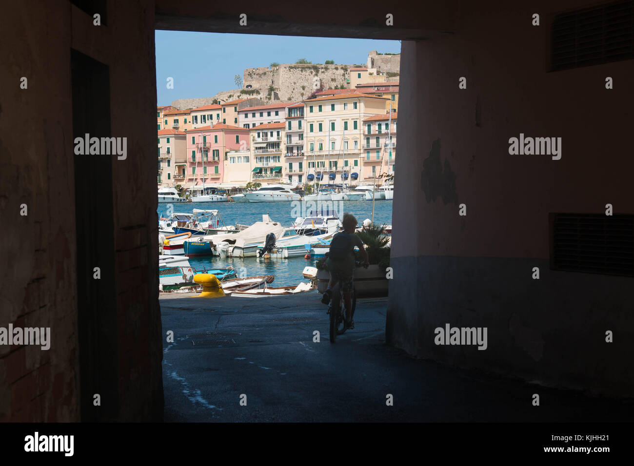 La vieille ville de Portoferraio, vue sur le port par l'intermédiaire d'un passage en vertu d'un motard, l'île d'Elbe, Toscane, Italie. Banque D'Images