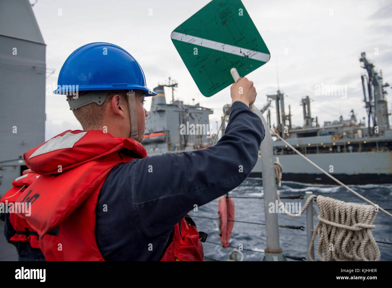 OCÉAN INDIEN (nov 1, 2017) Cody Cox, technicien en électronique de 2e classe, de Sierra Vista, en Arizona, signale le croiseur à missiles guidés de classe Ticonderoga USS Princeton (CG 59) au lubrificateur de la flotte USNS Yukon (T-AO 202) lors d'un réapprovisionnement en mer. Princeton fait partie du groupe de grève des transporteurs de Nimitz dans le cadre d'un déploiement régulier dans la zone de responsabilité de la 7e flotte à l'appui des opérations de sécurité maritime et des efforts de coopération en matière de sécurité dans les salles. (É.-U. Photo de la marine par le Spécialiste des communications de masse 3ème classe Kelsey J. Hockenberger/publié) Banque D'Images