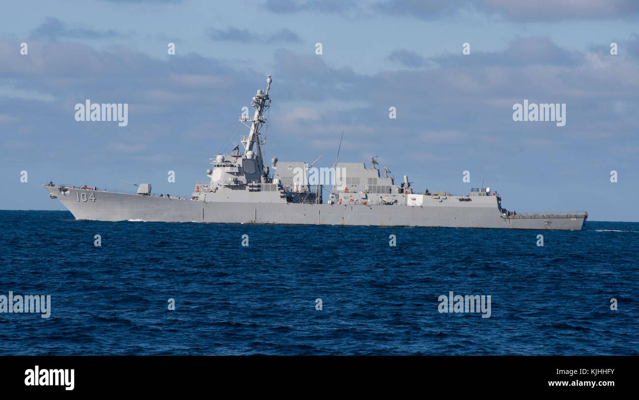 171104-N-LN093-0057 de l'OCÉAN PACIFIQUE (nov. 4, 2017) Les missiles de Arleigh Burke-Class destroyer USS Sterett (DDG 104) les transits de l'océan Pacifique. Sterett a participé à un exercice de tir réel avec les missiles de Arleigh Burke-Class destroyer USS Michael Murphy (DDG 112). Michael Murphy participe à un exercice de soutien la formation en préparation pour un prochain déploiement. (U.S. Photo par marine Spécialiste de la communication de masse/Morenogarcia Matelot Jasen) Parution Banque D'Images