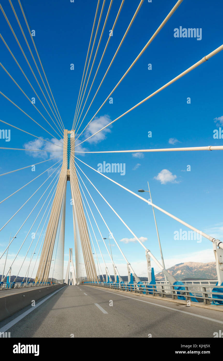 Le rio-antirrio, pont charilaos trikoupis officiellement le plus long pont à plusieurs travées type suspendu à haubans ponts, la Grèce. Banque D'Images