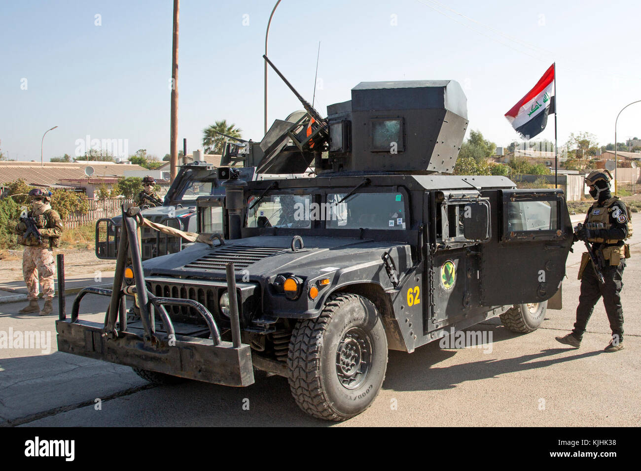 Les membres du Service de lutte contre le terrorisme irakien laissez une clé à l'engagement du chef de clinique, barrage de Mossoul Mossoul Dam Village, l'Iraq, le 12 novembre 2017. L'ampleur et la diversité de partenaires de coalition démontre l'objectif global et unifié de vaincre ISIS en Iraq et en Syrie. Les GFIM-OIR est la Coalition mondiale pour vaincre ISIS en Iraq et en Syrie. (U.S. Photo de l'armée par le Sgt. Tracy McKithern) Banque D'Images