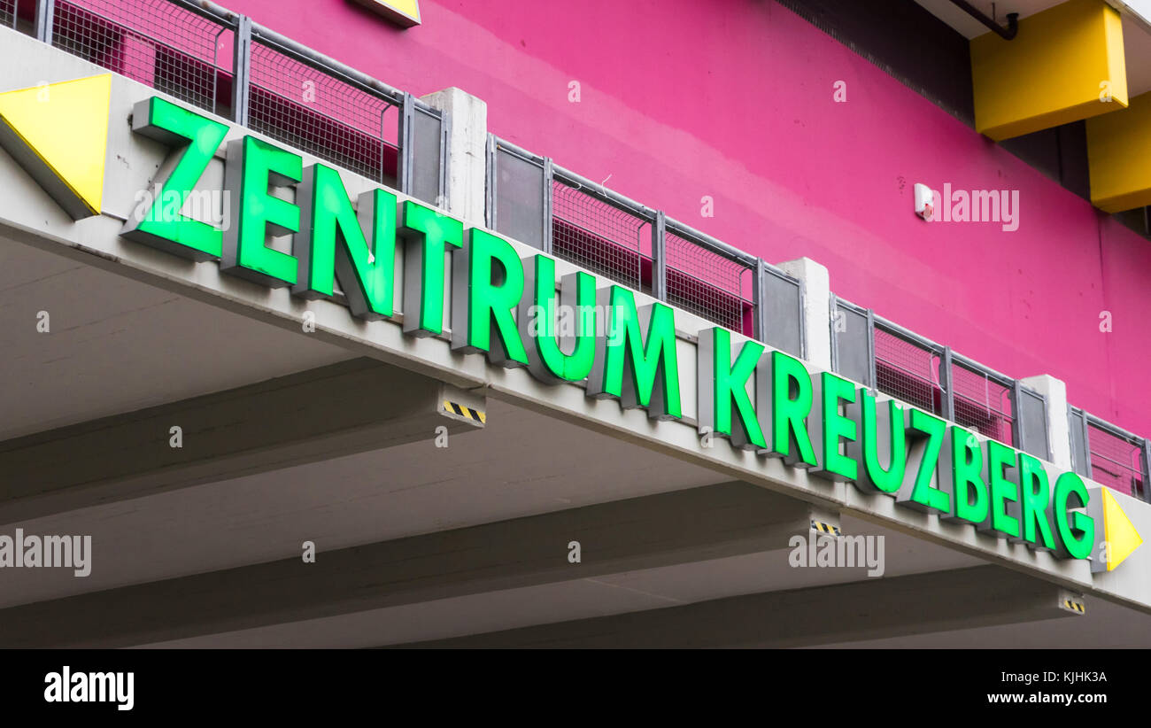 Inscrivez-vous au Zentrum Kreuzberg housing estate à Kottbusser Tor à Berlin Kreuzberg, Berlin, Allemagne Banque D'Images