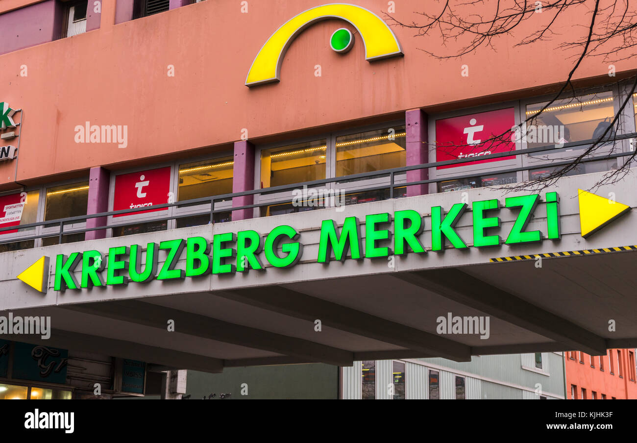 'Kreuzberg Merkezi' le nom turc pour Zentrum Kreuzberg - un lotissement à Kottbusser Tor dans le quartier Kreuzberg de Berlin, Allemagne Banque D'Images