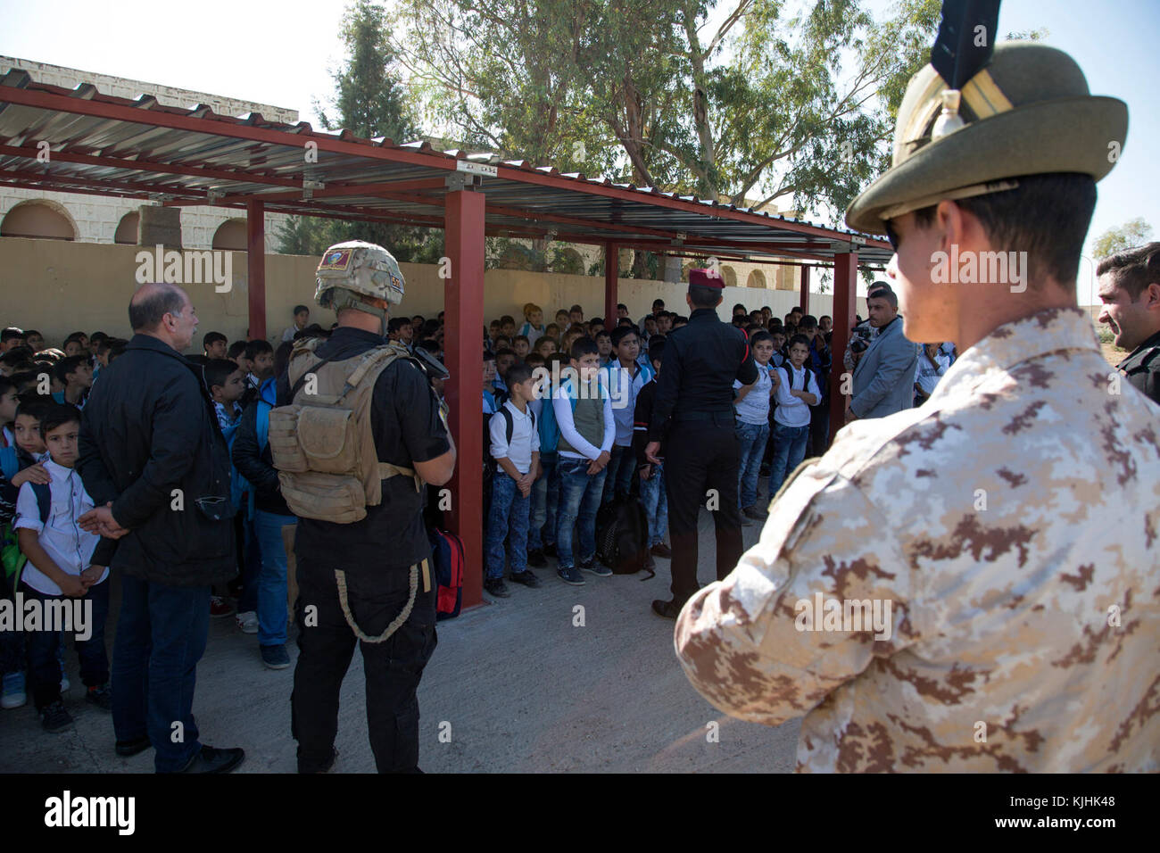 Un Irakien Terrorisme parle de service pour les étudiants d'une école primaire à Mosul Dam Village, l'Iraq, le 12 novembre 2017. L'ampleur et la diversité de partenaires de coalition démontre l'objectif global et unifié de vaincre ISIS en Iraq et en Syrie. Les GFIM-OIR est la Coalition mondiale pour vaincre ISIS en Iraq et en Syrie. (U.S. Photos de l'armée par le Sgt. Tracy McKithern) Banque D'Images