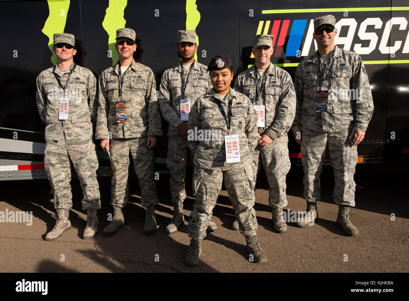 Les troupes de NASCAR à la Track Program a accueilli un groupe d'aviateurs du Phoenix Raceway pendant la course Can-Am 500 12 novembre, 2017. Les troupes de NASCAR à la piste est un programme de la saison, initiative qui rend hommage aux membres de l'armée pour leurs services et les traite d'une expérience de style VIP sur mesure. (U.S. Air Force photo/ Navigant de première classe Alexander Cook) Banque D'Images