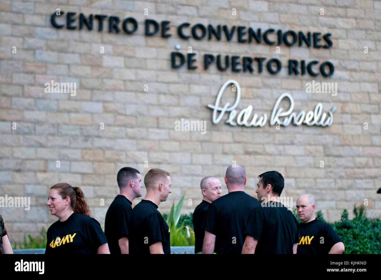 Les soldats de la Garde nationale affectés à la Force opérationnelle Porto Rico s'est l'exécuter avec Dennis 5K Race à San Juan, Puerto Rico, 12 novembre 2017. Porteur couru trois fois autour des périmètres de la Puerto Rico Convention Center pour terminer la course de 3,1 km. L'exécuter avec Dennis 5K race est un memorial race qui honore la vie et la mémoire de la 1ère Armée américaine, le lieutenant Dennis W. Zilinski, II, qui a été tué dans l'action en Iraq en 2005. Un fonds commémoratif a été mis en place pour fournir un soutien pour améliorer le moral et le bien-être des membres des Forces armées des Etats-Unis et de leurs familles, et à offrir des bourses d'études, un Banque D'Images